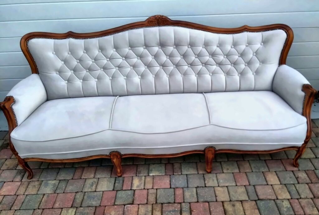 Sofa stylowa pikowana w jasnym welurze